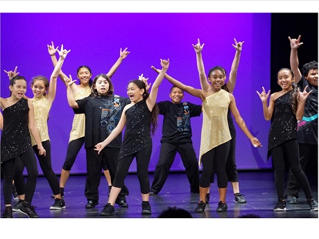 teens dancing