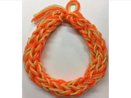 finger yarn lei