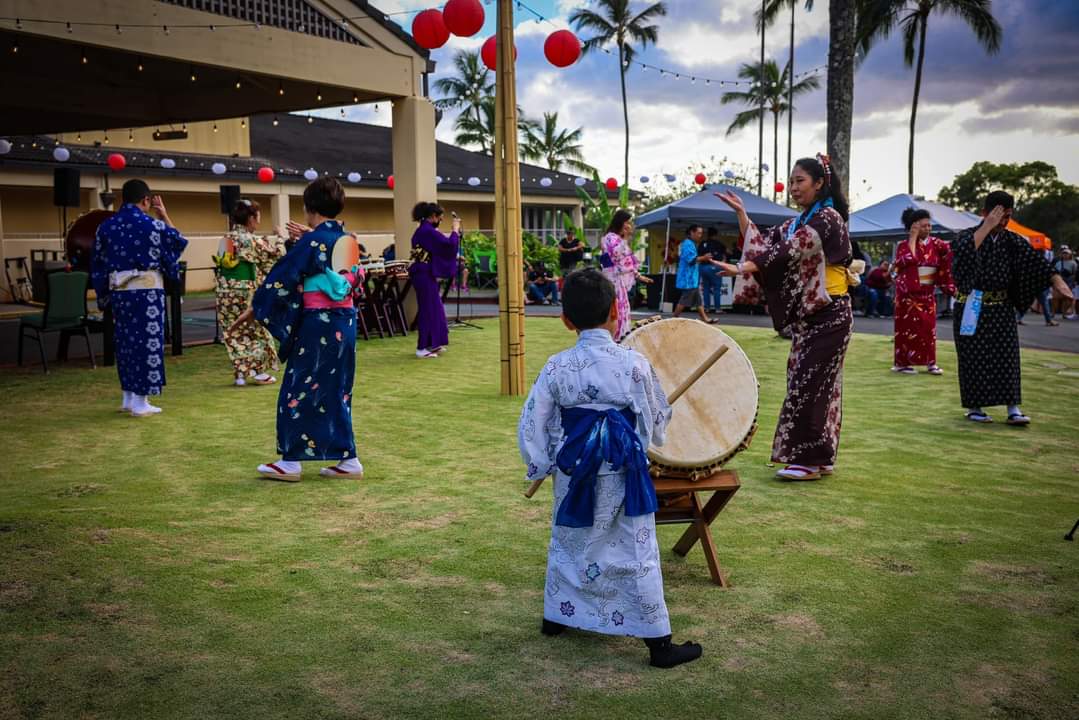 Hawaii Shin Kobukai, photo of people doing bon dance